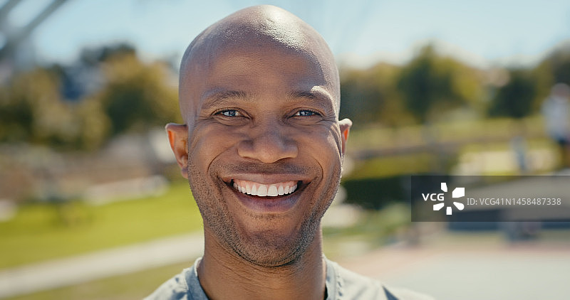 黑人男子在公园健身，享受户外运动的快乐图片素材