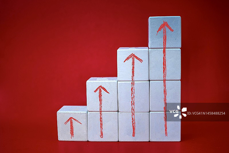 木块上的红色上升箭头：商业增长概念图片素材