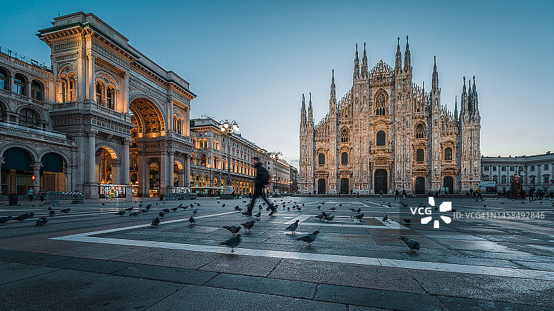 米兰大教堂与黎明时分的大教堂广场图片素材