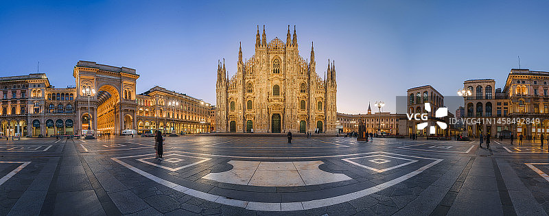 米兰大教堂与黎明时分的大教堂广场图片素材