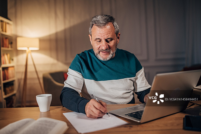 作家深夜使用笔记本电脑工作图片素材