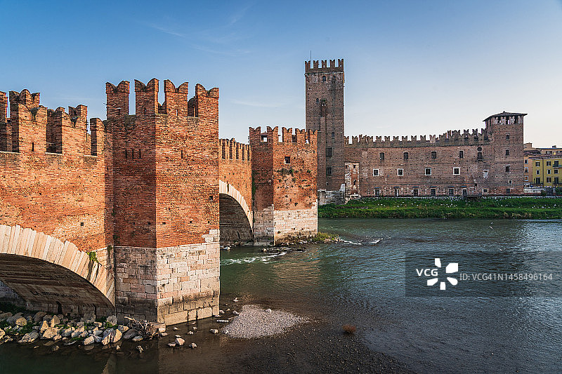 意大利维罗纳城市风光、阿迪杰河和老城区图片素材