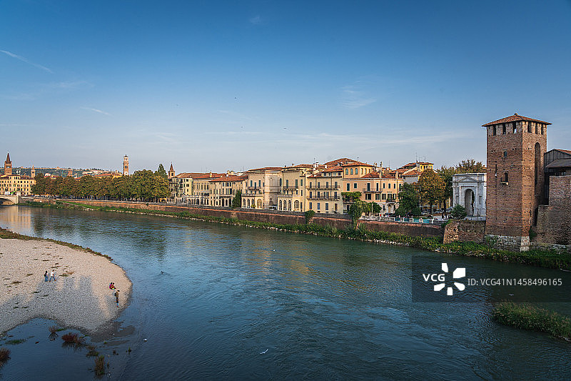 意大利维罗纳城市风光、阿迪杰河和老城区图片素材
