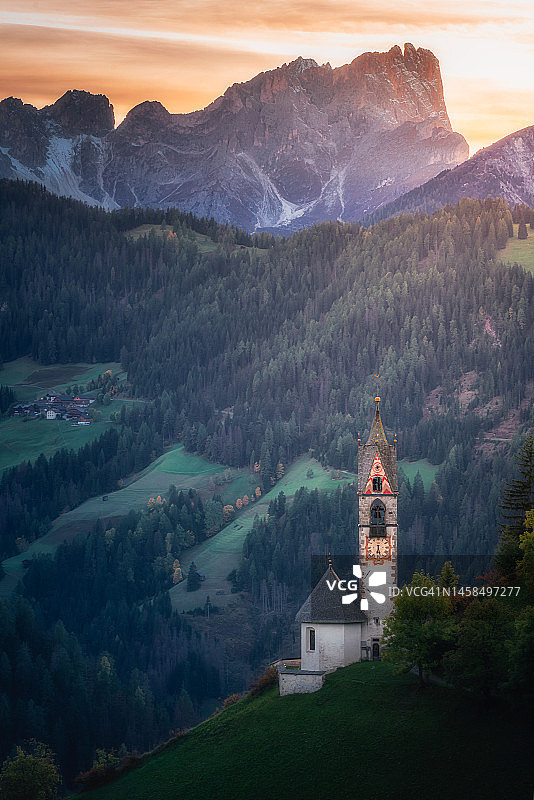 意大利多洛米蒂阿尔卑斯山日落时分的圣巴巴拉教堂图片素材