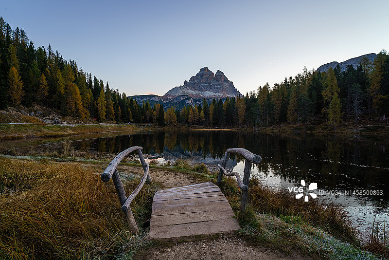 意大利多洛米蒂安托尔诺湖的秋日风光日出图片素材