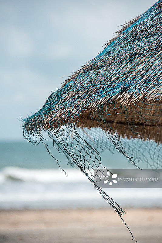 科洛利海滩上的棕榈叶沙滩伞图片素材