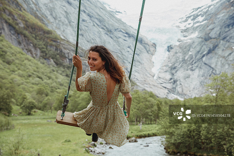 女人在秋千上融入自然图片素材