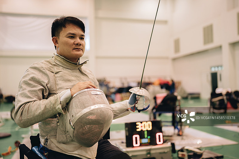 在健身房摘下面罩的男子击剑手 портрет图片素材