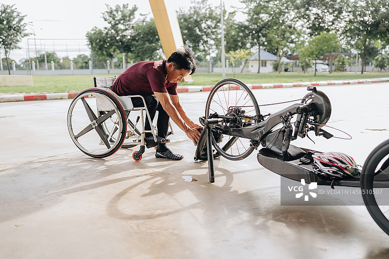 坐在轮椅上的男人准备骑手摇车图片素材