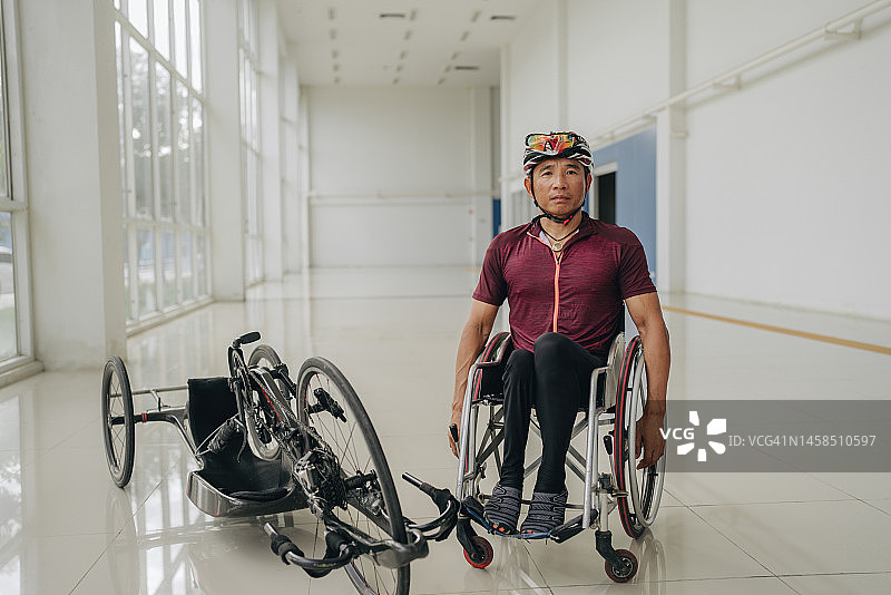 自信的截瘫自行车运动员看着镜头图片素材