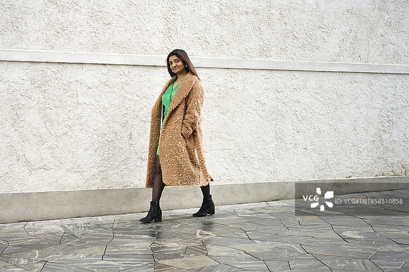 女人在人行道上行走图片素材