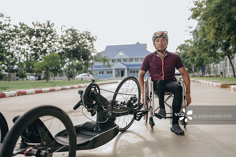 快乐的年轻残疾男子骑手摇车图片素材
