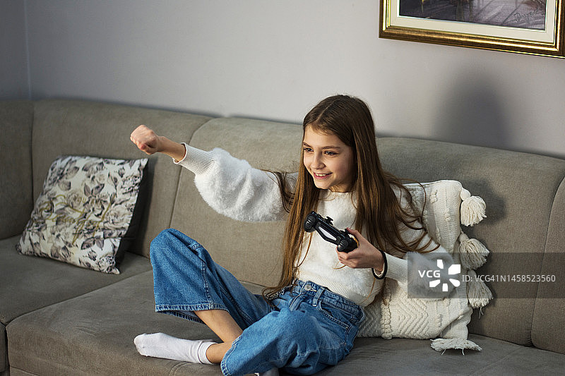 赢得游戏的年轻女孩肖像图片素材