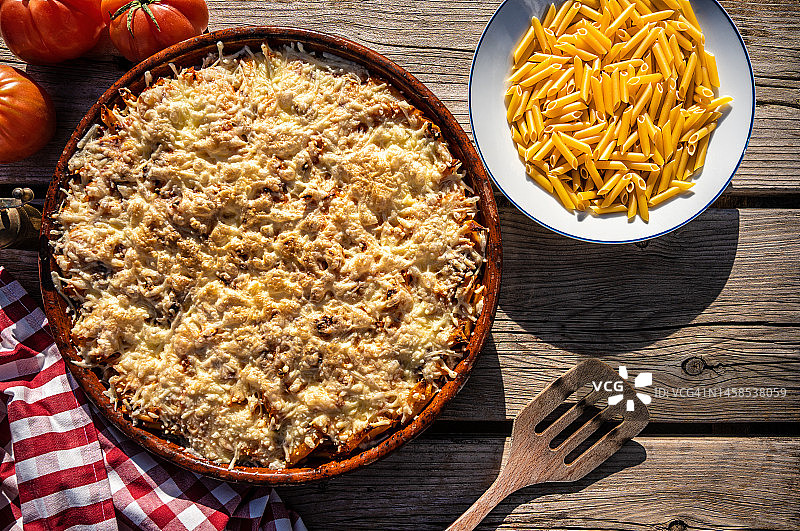 意式肉酱焗Penne意大利面图片素材