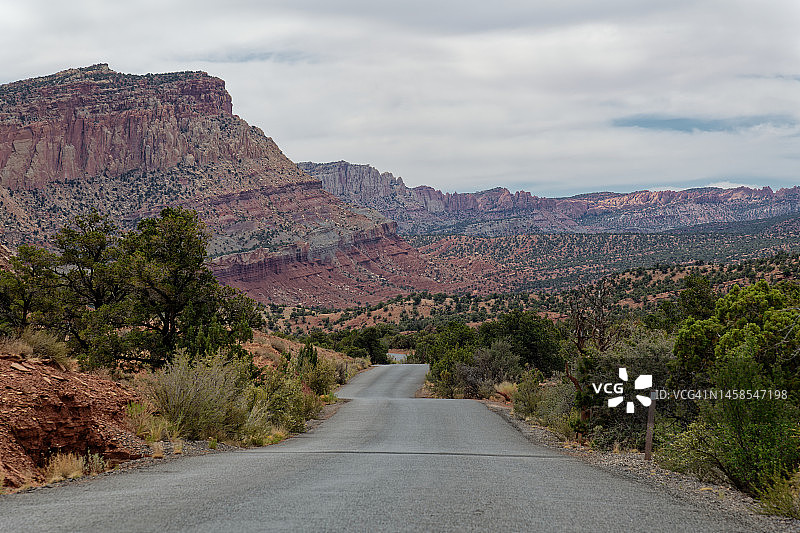 勇往直前，路在脚下图片素材