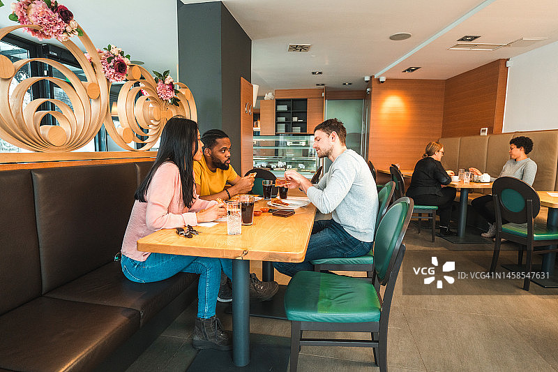 朋友们吃披萨和喝软饮料图片素材