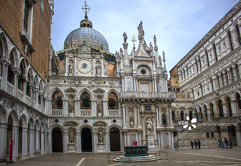 意大利威尼斯总督宫庭院图片素材