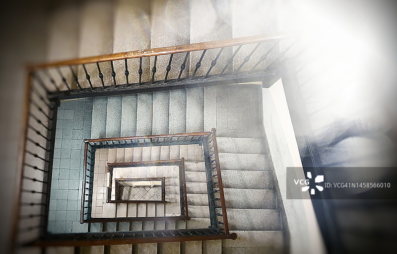 旧住宅楼内陡峭的几何楼梯图片素材