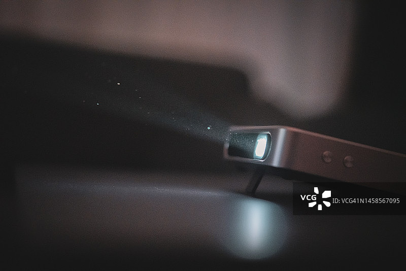 客厅里的黑色投影仪图片素材