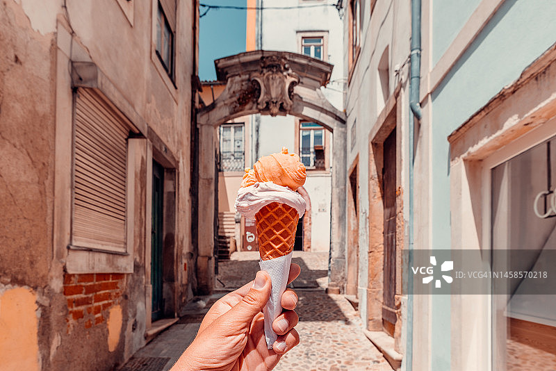 炎热夏日在街头吃冰淇淋图片素材