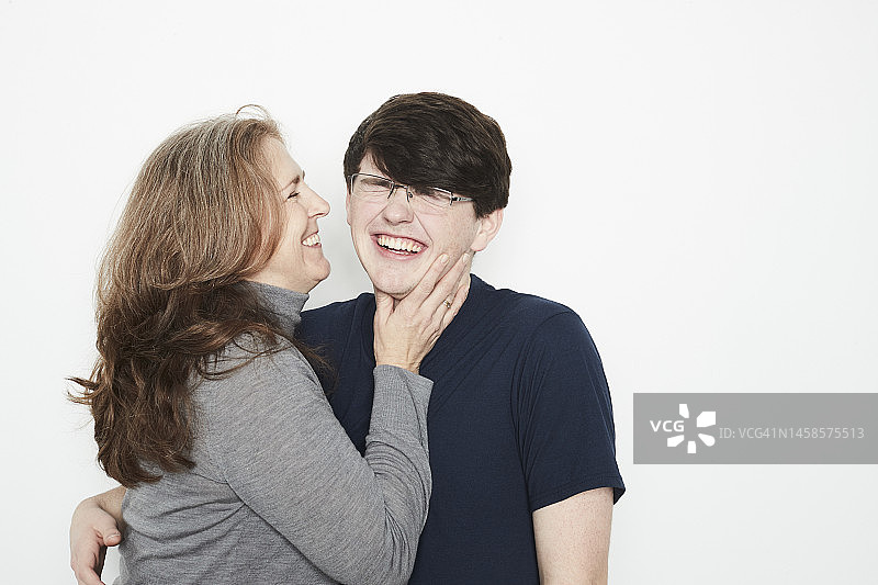 白人母亲和她的青少年儿子，影棚拍摄。图片素材