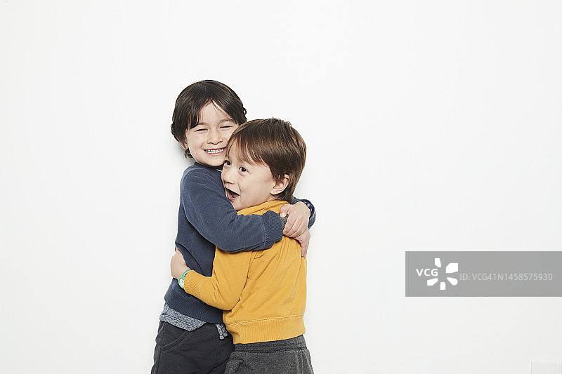 混血男孩和他的兄弟的影棚照片图片素材