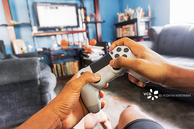 手持游戏手柄玩游戏图片素材