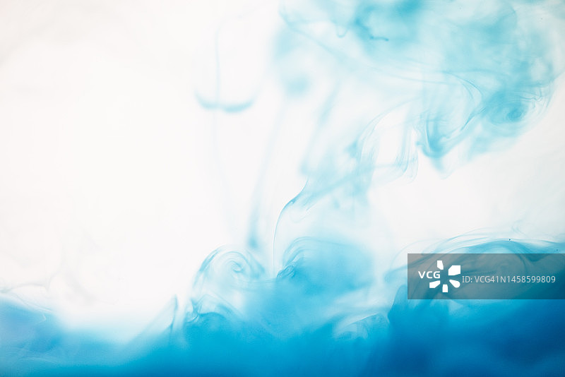 蓝色墨水滴入水中的抽象背景图片素材