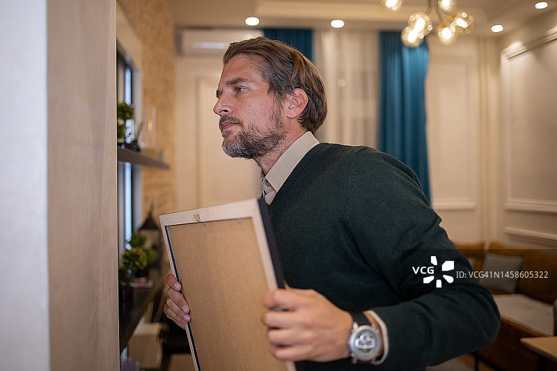 男人搬进新公寓图片素材