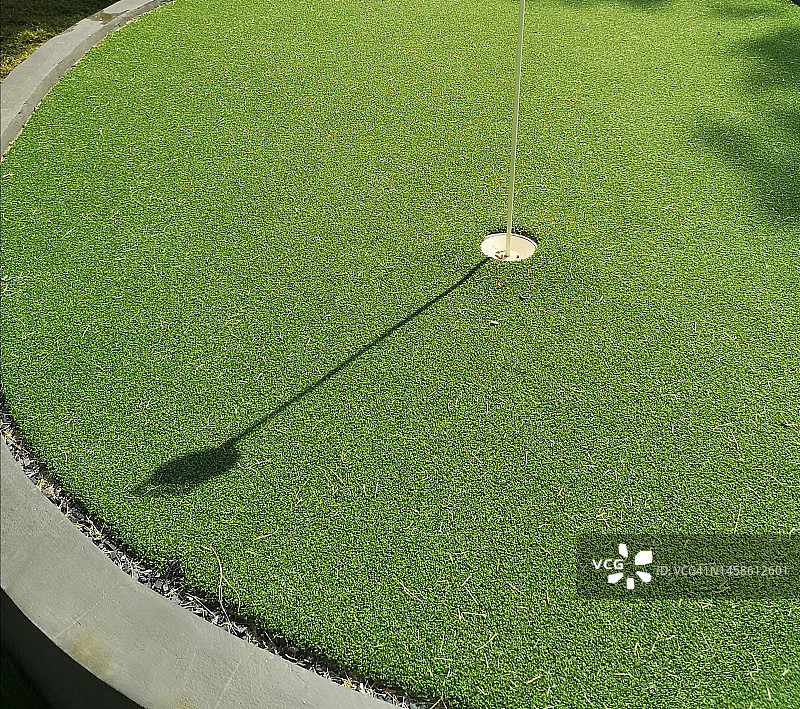 人造草皮上的高尔夫球洞图片素材