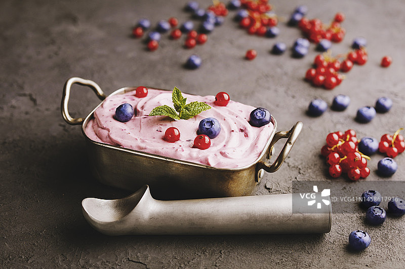 蓝莓和醋栗冰淇淋图片素材