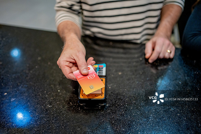 男人付款图片素材