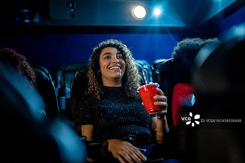 女人和她的朋友在电影院看电影图片素材