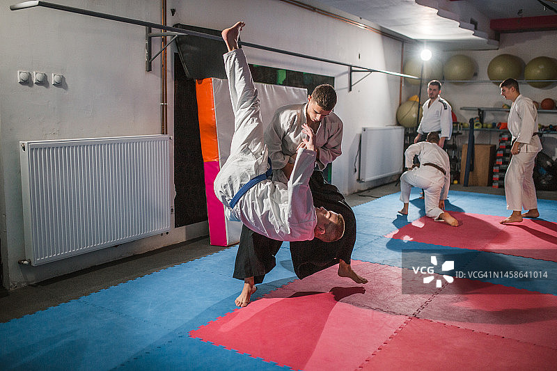 合气道教练指导年轻战士的格斗图片素材