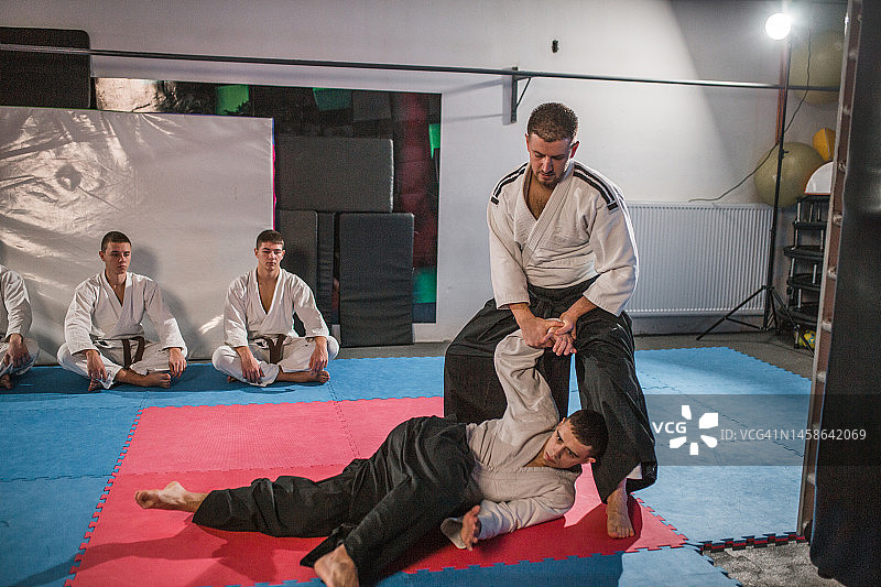 两人在合气道训练中格斗图片素材