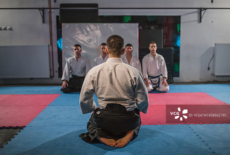 合气道训练：年轻学员向教练问好图片素材