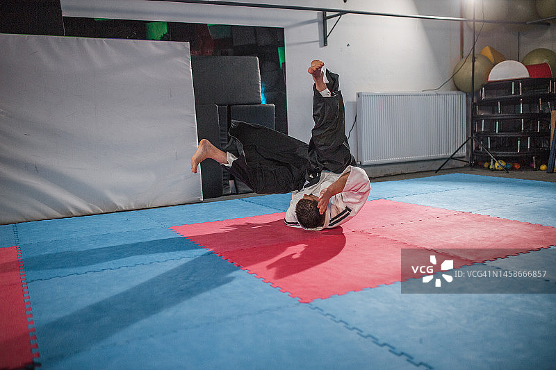 合气道大师示范合气道中的摔倒和转身图片素材