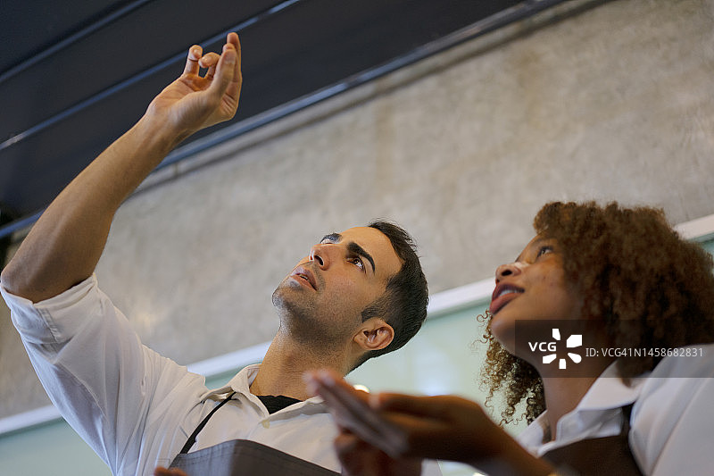 学生正在学习制作咖啡图片素材