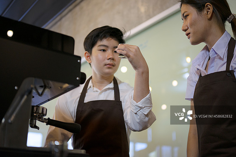 学生正在学习制作咖啡图片素材