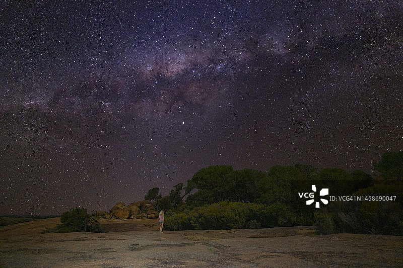 夜晚的波浪岩石图片素材