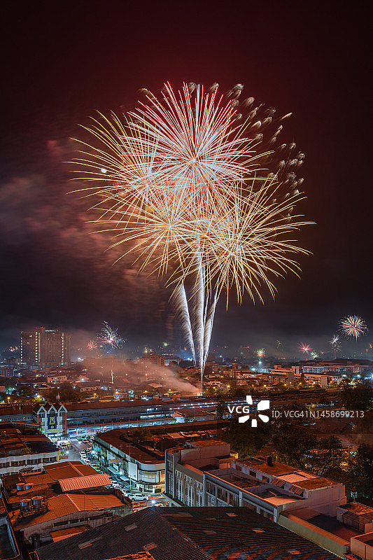 泰国宋卡府合艾市城市夜景烟花图片素材