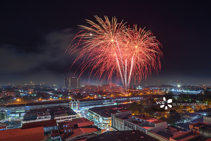 泰国宋卡府合艾市城市夜景烟花图片素材