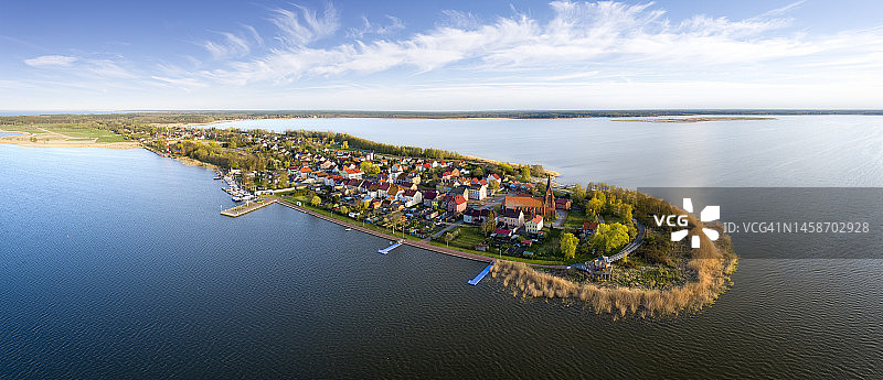 在波兰度假 - 什切青泻湖畔的Nowe Warpno鸟瞰图图片素材