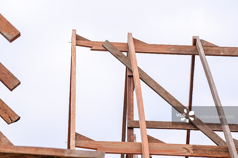在建的木结构房屋，屋顶桁架系统梁图片素材