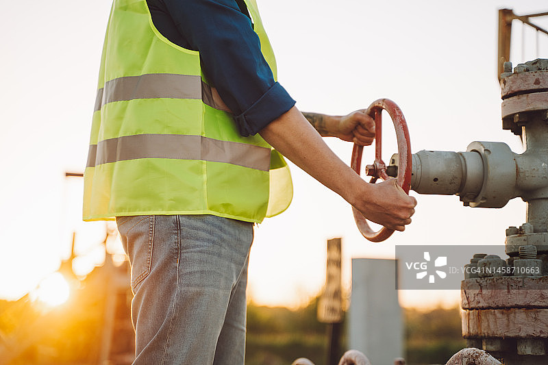 固定或技术工程师开启或关闭加油泵通风口图片素材