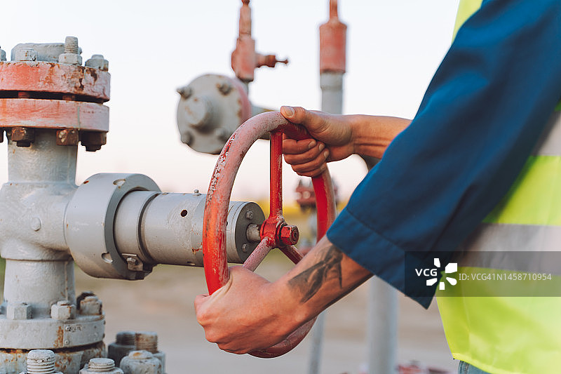 固定或技术工程师开启或关闭加油泵通风口图片素材