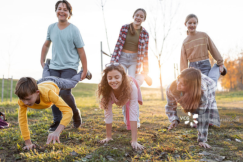 户外儿童手推车比赛图片素材