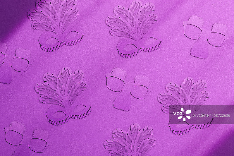 狂欢节面具。紫色背景图片素材