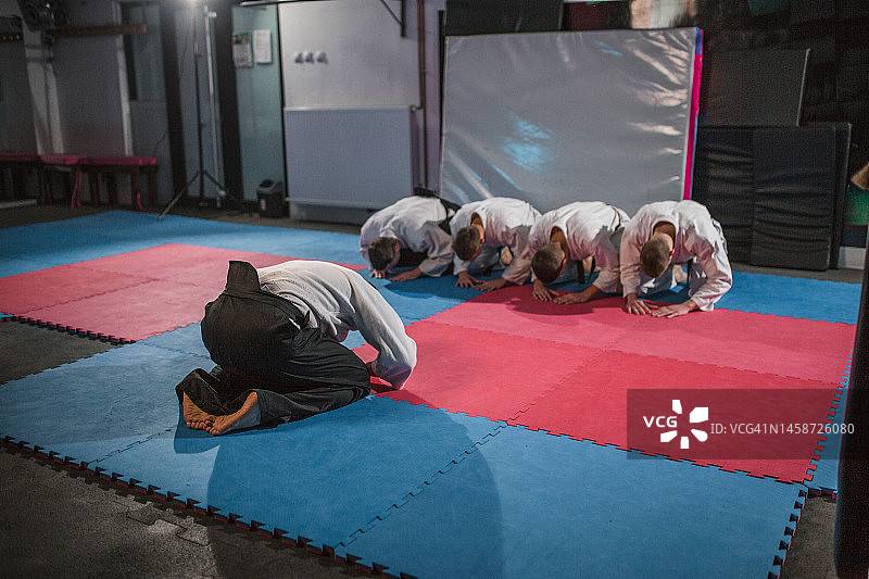 一群男子在合气道训练开始前鞠躬图片素材