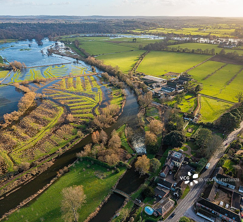 流经福丁布里奇的雅芳河洪水图片素材